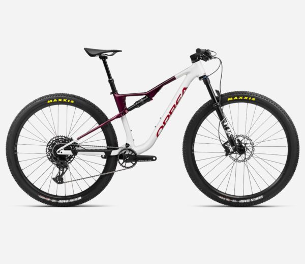 Bicicleta de montaña Orbea Oiz Hydro High Polished con cuadro de aleación, amortiguador Fox i-line DPS Performance 120mm, y horquilla Fox 32 Float Rhythm 120mm. Transmisión SRAM NX Eagle de 12 velocidades y piñón SRAM PG-1230. Frenos Shimano M6100 hidráulicos y ruedas tubeless con cubiertas Maxxis Rekon Race 2.35". Tija dropper OC Mountain Control MC21 y sillín Selle Italia Model X. Ideal para rutas técnicas y todo tipo de terreno.
