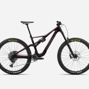 Bicicleta de enduro Orbea Monocoque Race Carbon con suspensión de 160mm, cuadro de carbono Monocoque, horquilla Fox 38 Float Performance de 170mm y amortiguador Fox FLOAT X Performance. Transmisión SRAM GX Eagle Lunar 12 velocidades y frenos Shimano XT hidráulicos para un control total. Ruedas Oquo con cubiertas Maxxis Assegai y Minion DHR II, y componentes de alta calidad para el mejor rendimiento en terrenos difíciles.
