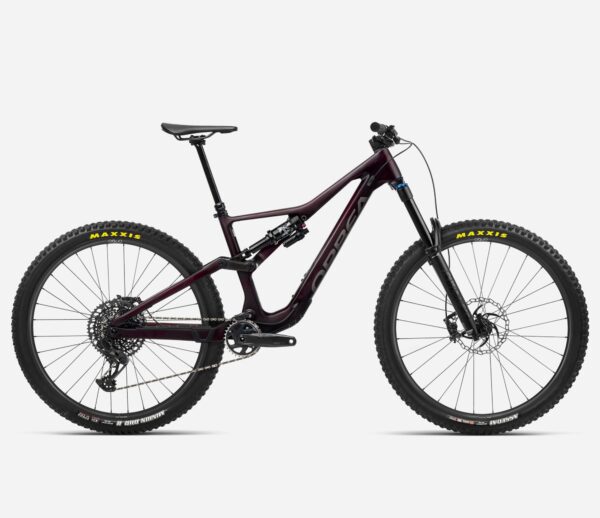 Bicicleta de enduro Orbea Monocoque Race Carbon con suspensión de 160mm, cuadro de carbono Monocoque, horquilla Fox 38 Float Performance de 170mm y amortiguador Fox FLOAT X Performance. Transmisión SRAM GX Eagle Lunar 12 velocidades y frenos Shimano XT hidráulicos para un control total. Ruedas Oquo con cubiertas Maxxis Assegai y Minion DHR II, y componentes de alta calidad para el mejor rendimiento en terrenos difíciles.