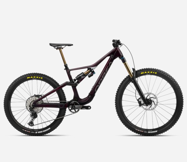 Bicicleta Orbea Monocoque Race Carbon de enduro, con suspensión Fox Float X2 y horquilla Fox 38 Float Factory de 170mm. Transmisión Shimano XT M8100 de 12 velocidades, ruedas Oquo MC32TEAM y cubiertas Maxxis Assegai. Tija dropper Fox Transfer Factory Kashima con ajuste remoto. Ideal para descensos rápidos y terrenos técnicos.