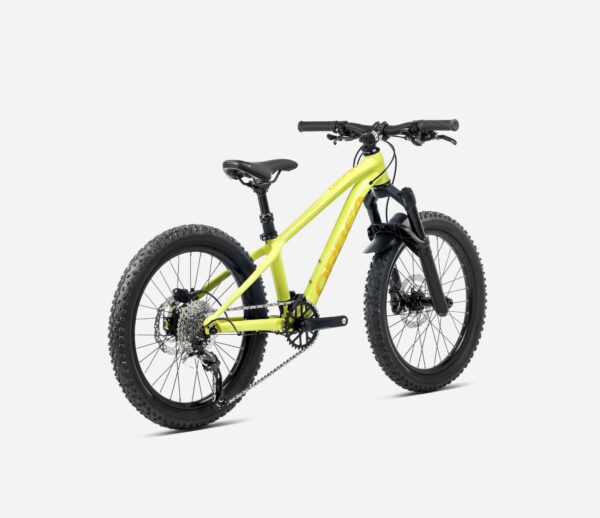 La Orbea Laufey 20 es una bicicleta infantil diseñada para los jóvenes ciclistas que buscan rendimiento y diversión en cualquier terreno. Su cuadro de aluminio 6061 con cableado interno y una geometría moderna la hacen resistente y ligera. Equipada con una horquilla SR Suntour XCM HLO SL Air JR de 80 mm, ofrece una excelente absorción de impactos.