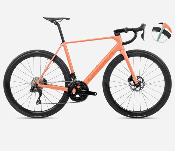 Bicicleta Orbea Orca Carbon OMX 2024, con cuadro de carbono, Shimano 105 Di2, Powermeter 4iiii, frenos de disco Shimano R7170, y ruedas Oquo Road Performance RP45LTD.