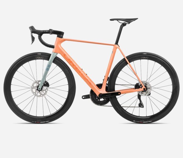 Bicicleta Orbea Orca Carbon OMX 2024, con cuadro de carbono, Shimano 105 Di2, Powermeter 4iiii, frenos de disco Shimano R7170, y ruedas Oquo Road Performance RP45LTD.