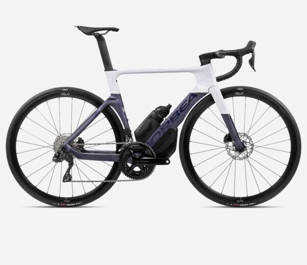 Bicicleta de carretera Orbea Orca Aero, cuadro y horquilla en carbono OMX, transmisión Shimano 105 Di2 de 12 velocidades, frenos hidráulicos Shimano R7170, ruedas Oquo Road Performance RP35PRO, cubiertas Vittoria Corsa N.Ext G2.0 700x28c y componentes aerodinámicos de alto rendimiento.