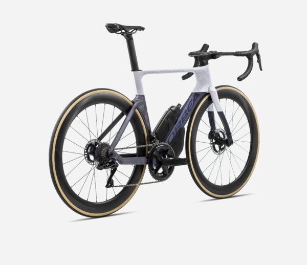 Bicicleta de carretera Orbea Orca Aero, cuadro y horquilla en carbono OMX, transmisión Shimano 105 Di2 de 12 velocidades, frenos hidráulicos Shimano R7170, ruedas Oquo Road Performance RP35PRO, cubiertas Vittoria Corsa N.Ext G2.0 700x28c y componentes aerodinámicos de alto rendimiento.