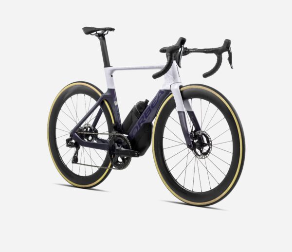 Bicicleta de carretera Orbea Orca Aero, cuadro y horquilla en carbono OMX, transmisión Shimano 105 Di2 de 12 velocidades, frenos hidráulicos Shimano R7170, ruedas Oquo Road Performance RP35PRO, cubiertas Vittoria Corsa N.Ext G2.0 700x28c y componentes aerodinámicos de alto rendimiento.