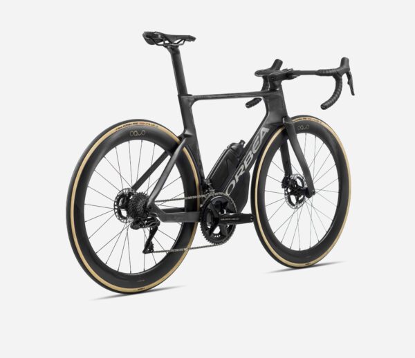 Bicicleta de carretera Orbea Orca Aero, con cuadro y horquilla en carbono OMX, transmisión SRAM Red eTap AXS de 12 velocidades, frenos hidráulicos SRAM Red AXS con discos de 160mm y 140mm, ruedas Oquo Road Performance RP57LTD, cubiertas Vittoria Corsa Pro G2.0 TLR 700x28c y componentes aerodinámicos de alto rendimiento.
