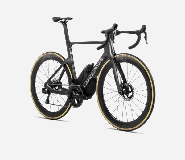 Bicicleta de carretera Orbea Orca Aero, con cuadro y horquilla en carbono OMX, transmisión SRAM Red eTap AXS de 12 velocidades, frenos hidráulicos SRAM Red AXS con discos de 160mm y 140mm, ruedas Oquo Road Performance RP57LTD, cubiertas Vittoria Corsa Pro G2.0 TLR 700x28c y componentes aerodinámicos de alto rendimiento.