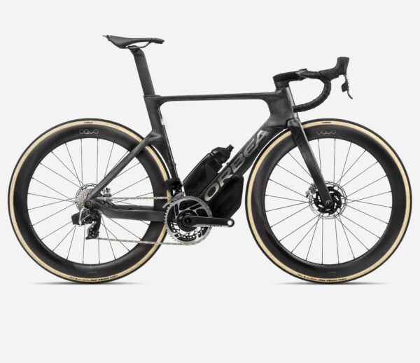 Bicicleta de carretera Orbea Orca Aero, con cuadro y horquilla en carbono OMX, transmisión SRAM Red eTap AXS de 12 velocidades, frenos hidráulicos SRAM Red AXS con discos de 160mm y 140mm, ruedas Oquo Road Performance RP57LTD, cubiertas Vittoria Corsa Pro G2.0 TLR 700x28c y componentes aerodinámicos de alto rendimiento.