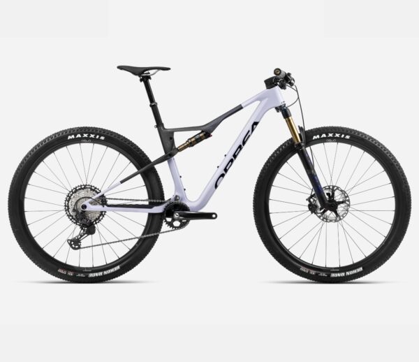 Bicicleta Orbea Oiz M Pro con cuadro de carbono OMX, suspensión Fox Factory (horquilla 34 Float SC y amortiguador Float SL), transmisión Shimano XT M8100 de 12 velocidades, frenos Shimano XT M8100, ruedas Oquo MP30TEAM y tija telescópica Fox Transfer SL Performance, ideal para XC y maratón.