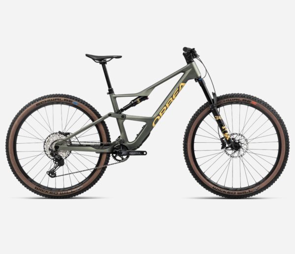 "Orbea Occam OMR 2024, bicicleta de trail de carbono con suspensión Fox y transmisión Shimano XT." "Vista lateral de la Orbea Occam OMR con ruedas Race Face y cubiertas Schwalbe Wicked Will." "Detalle del cuadro asimétrico de la Orbea Occam OMR con cableado interno y geometría Pure Trail."