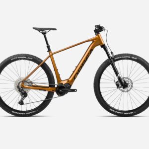 Orbea Urrun 2023, bicicleta eléctrica de montaña con cuadro de aluminio, batería Shimano Steps de 540Wh, motor EP801-RS, horquilla Marzocchi Bomber Z2 de 120mm y transmisión Shimano Cues de 11 velocidades. Equipada con ruedas de 29" y cubiertas Schwalbe Smart Sam.