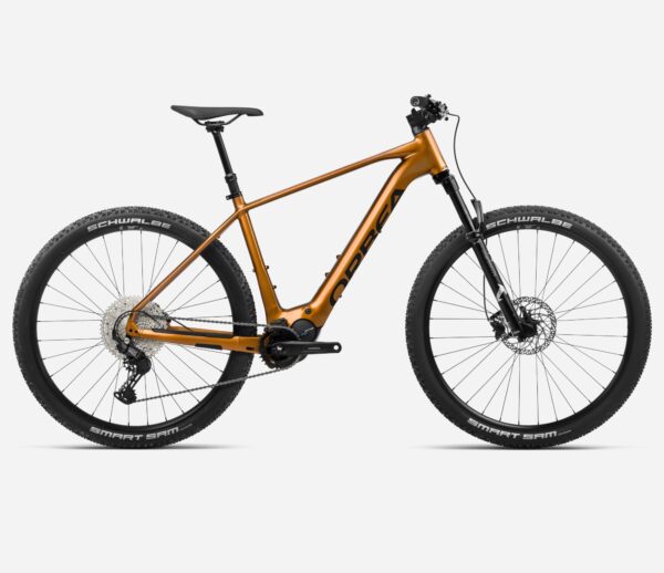 Orbea Urrun 2023, bicicleta eléctrica de montaña con cuadro de aluminio, batería Shimano Steps de 540Wh, motor EP801-RS, horquilla Marzocchi Bomber Z2 de 120mm y transmisión Shimano Cues de 11 velocidades. Equipada con ruedas de 29" y cubiertas Schwalbe Smart Sam.