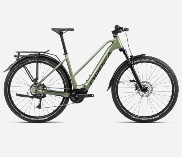 La Orbea Kemen Mid Bar 2024 es una bicicleta eléctrica urbana y de trekking con cuadro de aluminio 6061 hidroformado, equipada con motor Shimano EP600 y batería integrada de 540Wh. Incorpora transmisión Shimano Acera de 8 velocidades, frenos hidráulicos Shimano MT200 y ruedas de 29" con cubiertas Schwalbe Johnny Watts. Además, cuenta con parrilla trasera compatible con Mik HD y Ortlieb QL3.1, luces Lezyne y guardabarros Curana Apollo.