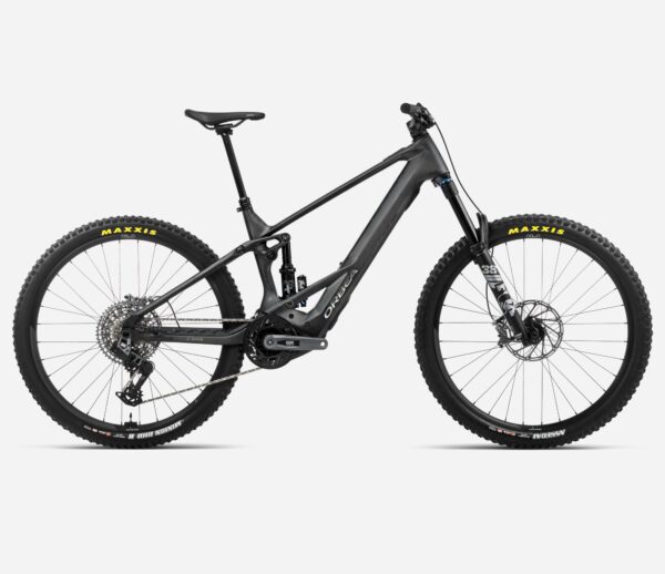 Orbea Wild OMR 2024, e-bike con motor Bosch Performance Line CX de 750Wh, suspensión Fox de 160mm, ruedas de 29” y transmisión Sram GX Eagle AXS, ideal para trail y terrenos desafiantes.