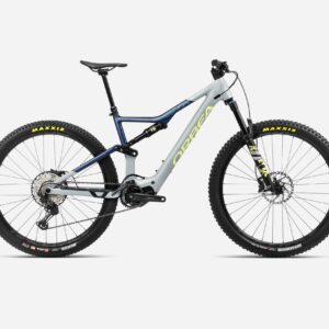 Orbea Rise Hydro 2023, bicicleta eléctrica de trail con cuadro de aluminio, motor Shimano EP600-RS, suspensión Fox 34 Float Performance de 140mm y transmisión Shimano XT de 12 velocidades. Equipada con ruedas Race Face y cubiertas Maxxis.