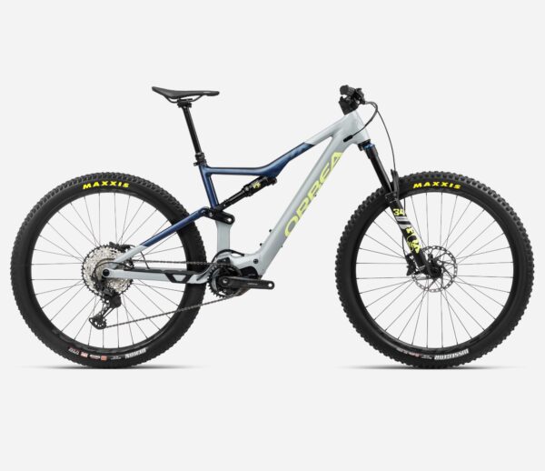 Orbea Rise Hydro 2023, bicicleta eléctrica de trail con cuadro de aluminio, motor Shimano EP600-RS, suspensión Fox 34 Float Performance de 140mm y transmisión Shimano XT de 12 velocidades. Equipada con ruedas Race Face y cubiertas Maxxis.
