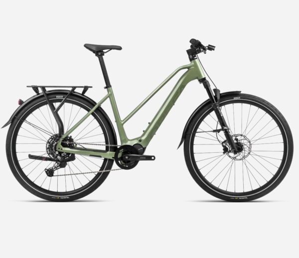 Bicicleta eléctrica Orbea Kemen Mid Bar 2024 con motor Shimano EP801, batería integrada de 540Wh, transmisión Shimano XT Link Glide de 11 velocidades, frenos Magura MT5 E-STOP, ruedas de 29" con cubiertas Urban y luces Lezyne para trekking y uso urbano.