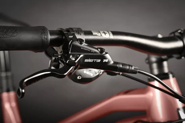 Imagen de la Bicicleta Eléctrica Haibike AllTrail 7, un modelo de MTB con motor Yamaha PW-S2, suspensión RockShox Psylo Gold RC de 140 mm y ruedas de 29 pulgadas delante y 27.5 pulgadas detrás.