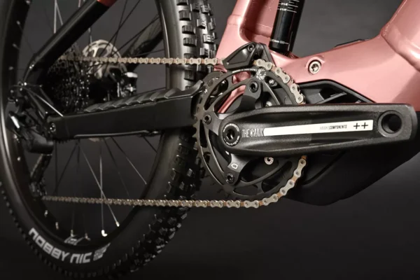 Imagen de la Bicicleta Eléctrica Haibike AllTrail 7, un modelo de MTB con motor Yamaha PW-S2, suspensión RockShox Psylo Gold RC de 140 mm y ruedas de 29 pulgadas delante y 27.5 pulgadas detrás.