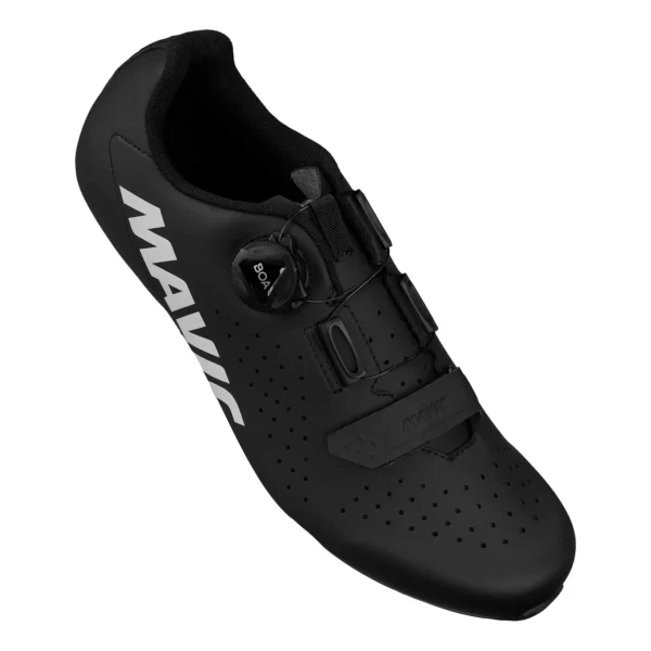 Las Mavic Cosmic BOA son unas zapatillas de carretera diseñadas para ofrecer ajuste preciso, rigidez óptima y comodidad en largas rutas. Gracias a su sistema de cierre BOA L6 y correa de Velcro, proporcionan un ajuste seguro y uniforme. Su suela de nailon y fibra de vidrio maximiza la transmisión de potencia, mientras que su diseño ergonómico con puntera ancha y plantilla viscoelástica garantiza confort superior.