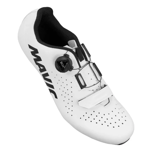 Las Mavic Cosmic BOA son unas zapatillas de carretera diseñadas para ofrecer ajuste preciso, rigidez óptima y comodidad en largas rutas. Gracias a su sistema de cierre BOA L6 y correa de Velcro, proporcionan un ajuste seguro y uniforme. Su suela de nailon y fibra de vidrio maximiza la transmisión de potencia, mientras que su diseño ergonómico con puntera ancha y plantilla viscoelástica garantiza confort superior.