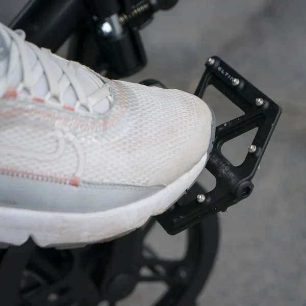 Pedales Eltin Plataforma Pro para MTB y e-bikes, con cuerpo de carbono composite, rodamientos de cromo y grips antideslizantes para mayor sujeción.