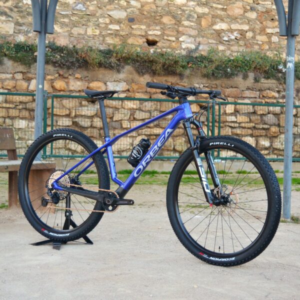 "Bicicleta de montaña Orbea Alma M30, con cuadro de carbono, grupo Shimano SLX y ruedas de 29”, diseñada para alto rendimiento y competiciones en MTB."