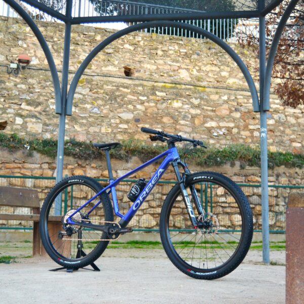 "Bicicleta de montaña Orbea Alma M30, con cuadro de carbono, grupo Shimano SLX y ruedas de 29”, diseñada para alto rendimiento y competiciones en MTB."
