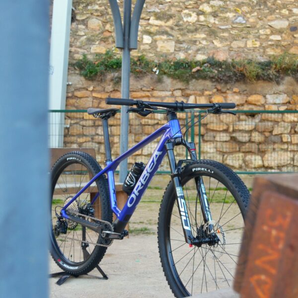 "Bicicleta de montaña Orbea Alma M30, con cuadro de carbono, grupo Shimano SLX y ruedas de 29”, diseñada para alto rendimiento y competiciones en MTB."
