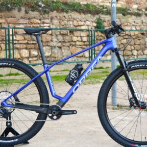 "Bicicleta de montaña Orbea Alma M30, con cuadro de carbono, grupo Shimano SLX y ruedas de 29”, diseñada para alto rendimiento y competiciones en MTB."