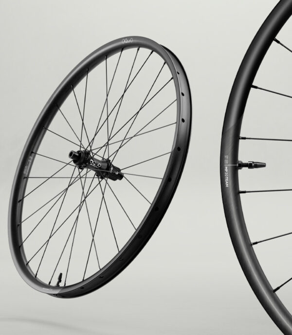 "Bicicleta Orbea Oiz M21 Edición Especial en acción, con cuadro de carbono, suspensiones RockShox y ruedas Mountain Performance MP30TEAM equipadas con cubiertas Maxxis Rekon Race."