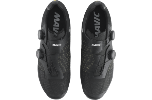 "Zapatillas de ciclismo de carretera Mavic Cosmic Ultimate IV con suela de carbono y ajuste BOA® Li2." "Detalle de las Mavic Cosmic Ultimate IV con tejido Matryx® transpirable y ventilación optimizada." "Vista lateral de las zapatillas Mavic Cosmic Ultimate IV, diseño aerodinámico y peso ultraligero." "Cierre BOA® Li2 dual en las Mavic Cosmic Ultimate IV para un ajuste preciso y seguro." "Suela de carbono de las Mavic Cosmic Ultimate IV con máxima rigidez para una transferencia de potencia óptima."