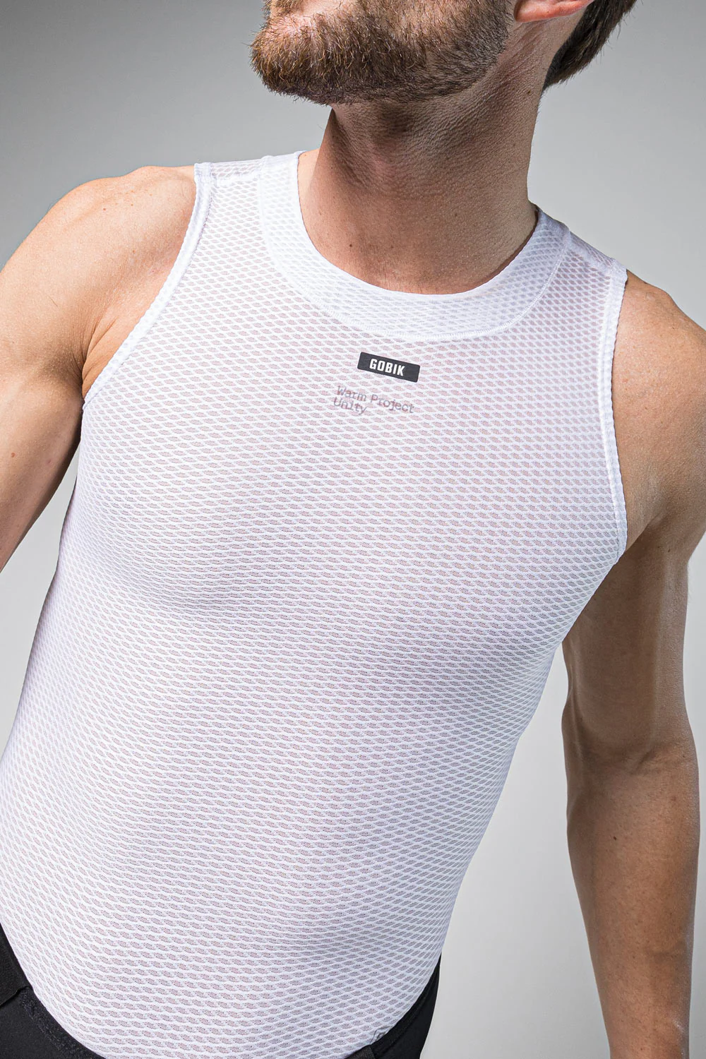 "Camiseta Interior Second Skin Hombre ultraligera, con ajuste segunda piel, tejido Silky 3D, costuras planas y cuello suave al tacto, ideal para ciclistas en condiciones cálidas."