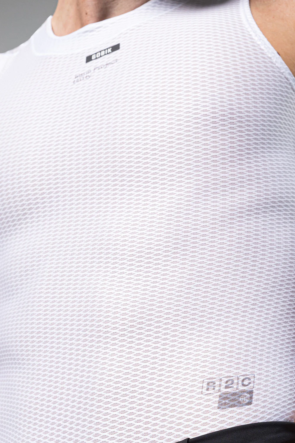 "Camiseta Interior Second Skin Hombre ultraligera, con ajuste segunda piel, tejido Silky 3D, costuras planas y cuello suave al tacto, ideal para ciclistas en condiciones cálidas."