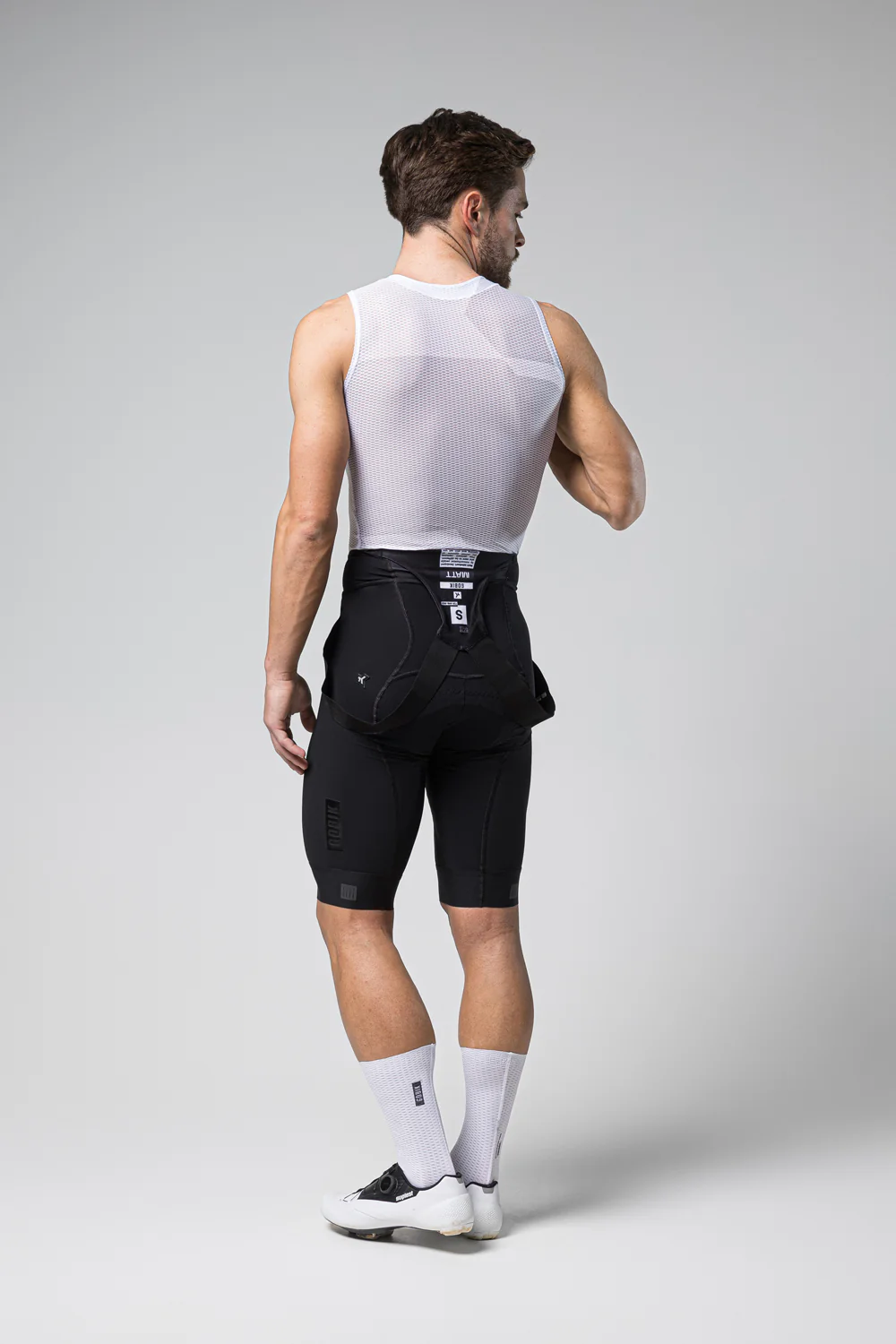"Camiseta Interior Second Skin Hombre ultraligera, con ajuste segunda piel, tejido Silky 3D, costuras planas y cuello suave al tacto, ideal para ciclistas en condiciones cálidas."