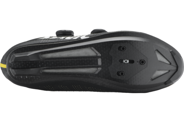 "Zapatillas de ciclismo de carretera Mavic Cosmic Ultimate IV con suela de carbono y ajuste BOA® Li2." "Detalle de las Mavic Cosmic Ultimate IV con tejido Matryx® transpirable y ventilación optimizada." "Vista lateral de las zapatillas Mavic Cosmic Ultimate IV, diseño aerodinámico y peso ultraligero." "Cierre BOA® Li2 dual en las Mavic Cosmic Ultimate IV para un ajuste preciso y seguro." "Suela de carbono de las Mavic Cosmic Ultimate IV con máxima rigidez para una transferencia de potencia óptima."
