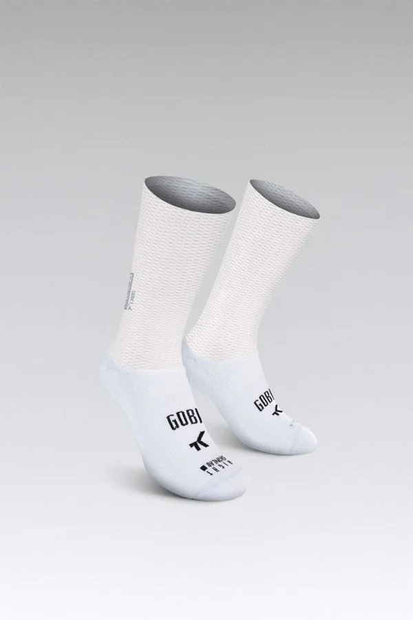 En la lucha contra el crono, todo detalle importa. Hemos diseñado estos calcetines con una altura prolongada dentro de los estándares UCI, con un tejido perforado de baja resistencia al viento, que ofrece una regulación de temperatura óptima. La impresión interior de silicona garantiza su adherencia creando un efecto segunda piel, que también contribuye a la aerodinámica al prescindir del clásico dobladillo