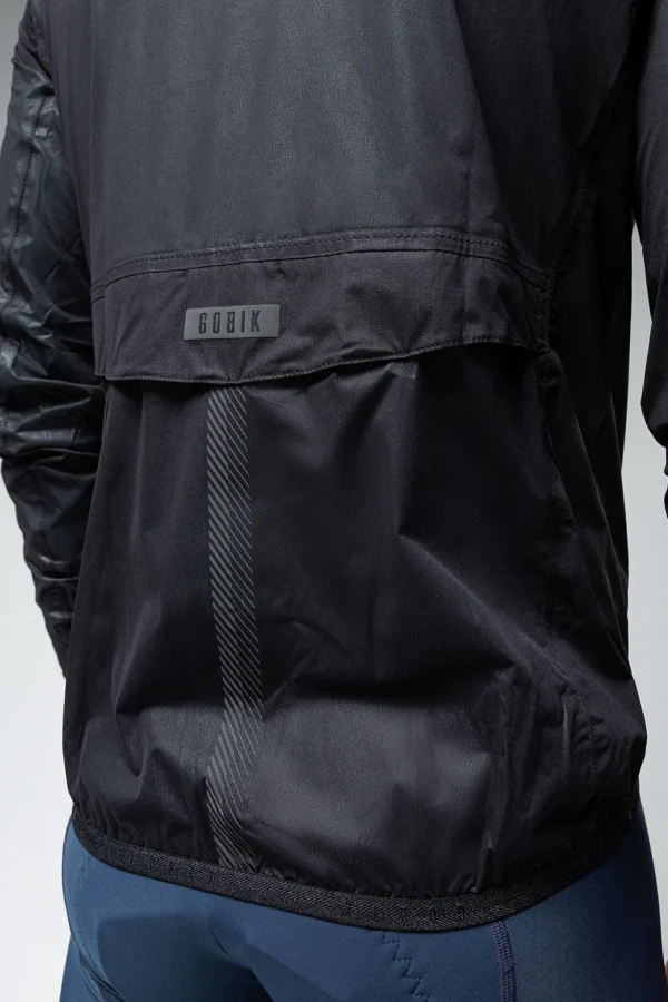 Chaqueta impermeable ultraligera para ciclismo de carretera y montaña, con tejido técnico, costuras termoselladas, cremallera sellada y detalles reflectantes, ideal para lluvia ligera y viento.