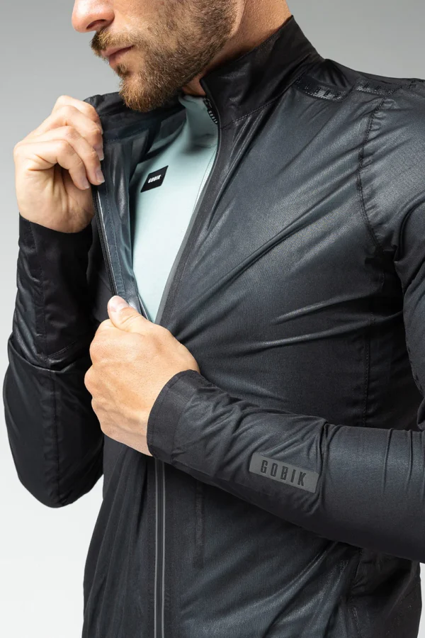 Chaqueta impermeable ultraligera para ciclismo de carretera y montaña, con tejido técnico, costuras termoselladas, cremallera sellada y detalles reflectantes, ideal para lluvia ligera y viento.