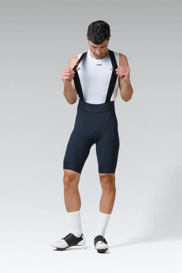 "Culotte corto Gobik Matt 2.0 Compact con acabado mate, bandas elásticas ligeras y transpirables, badana K10 Graphene, tirantes ergonómicos, elementos reflectantes y logotipos de vinilo de alta elasticidad."