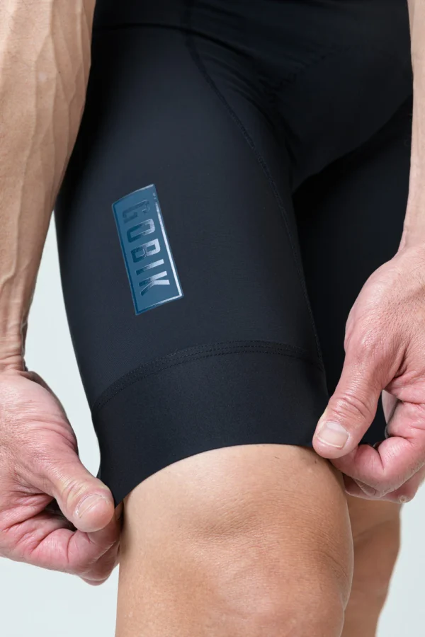 "Culotte corto Gobik Matt 2.0 Compact con acabado mate, bandas elásticas ligeras y transpirables, badana K10 Graphene, tirantes ergonómicos, elementos reflectantes y logotipos de vinilo de alta elasticidad."
