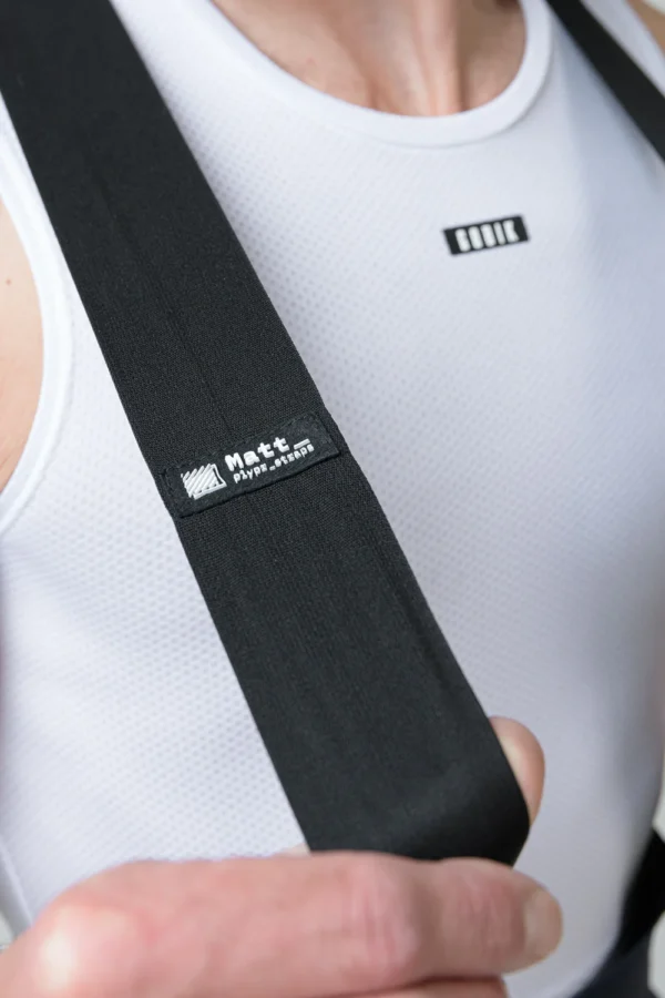 "Culotte corto Gobik Matt 2.0 Compact con acabado mate, bandas elásticas ligeras y transpirables, badana K10 Graphene, tirantes ergonómicos, elementos reflectantes y logotipos de vinilo de alta elasticidad."