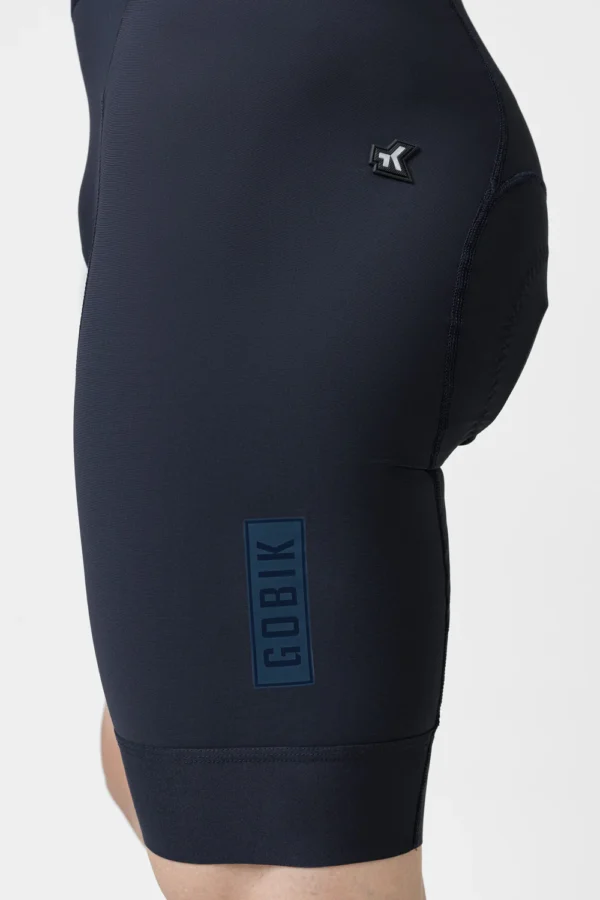 "Culotte corto Gobik Matt 2.0 Compact con acabado mate, bandas elásticas ligeras y transpirables, badana K10 Graphene, tirantes ergonómicos, elementos reflectantes y logotipos de vinilo de alta elasticidad."