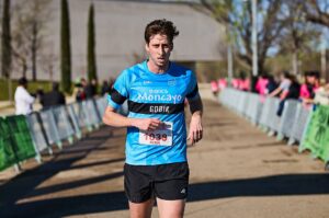 Running: Iván Garbayo en el podio de la 10K "Todos los Días Cuentan", celebrando su tercer puesto en categoría senior masculino, y compitiendo en la Media Maratón de Zaragoza, donde 