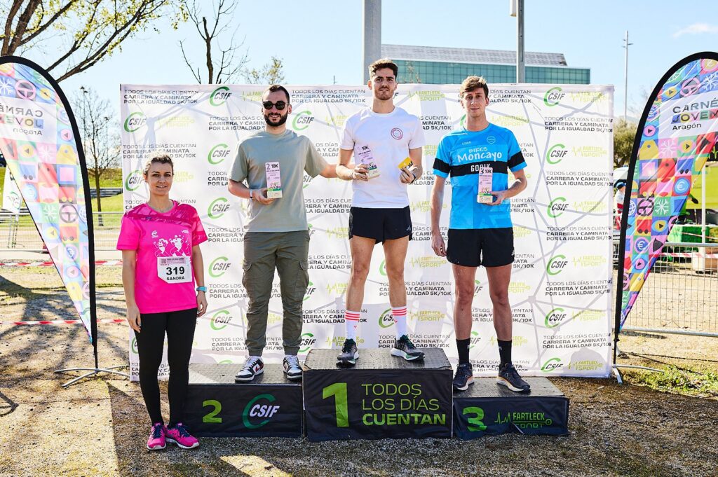 Running: Iván Garbayo en el podio de la 10K "Todos los Días Cuentan", celebrando su tercer puesto en categoría senior masculino, y compitiendo en la Media Maratón de Zaragoza, donde superó dificultades con determinación.