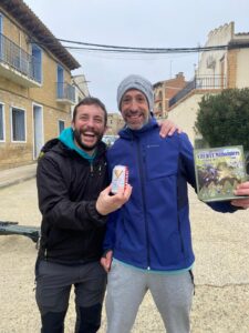 "Rubén Martínez ganador de la VIII BTT Milhombres en Luna, categoría MÁSTER 40, sosteniendo su premio."