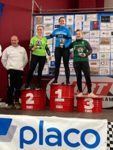 Elisenda Aranda sube a lo más alto del podio tras ganar en la BTT Quinto de Ebro 2025 con el equipo Bikes Moncayo-Gobik.