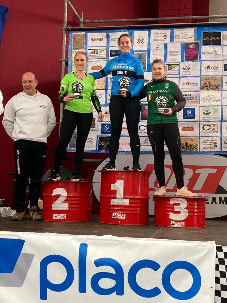 Elisenda Aranda sube a lo más alto del podio tras ganar en la BTT Quinto de Ebro 2025 con el equipo Bikes Moncayo-Gobik.