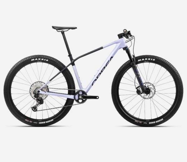 "Bicicleta Orbea Alma M Elite con cuadro de carbono OMX y horquilla Fox 34 Float SC Performance, diseñada para XC y competición de montaña."